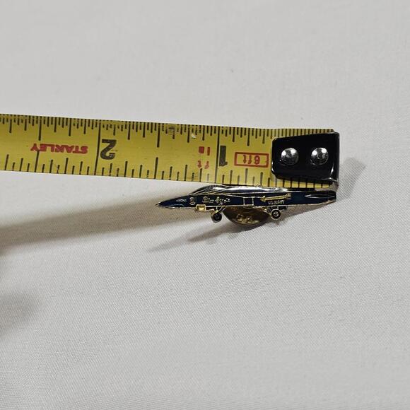 VINTAGE F-18 HORNET FIGHTER JET BLUE ANGEL US NAVY MILITARY HAT LAPEL PIN - Picture 3 of 4